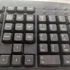 パソコン　有線キーボードの画像