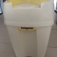 ベビーバスタブ、オムツ用ゴミ箱の画像