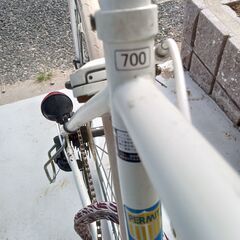 白いクロスバイクの画像