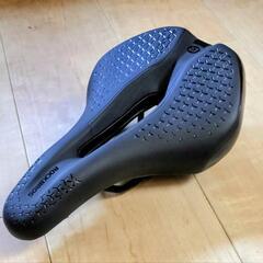 自転車 サドル 痛くない クッション ショートノーズ 中空デザイン 圧迫緩和 ロードバイク クロスバイク ロックブロスの画像