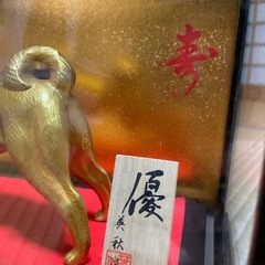 犬の置物　ガラスケース入りの画像