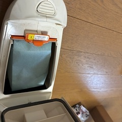 マキタの充電器と掃除機の画像