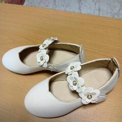 可愛いお花の付いた白い女児靴の画像
