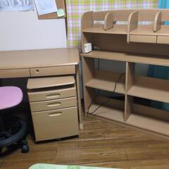 学習机、椅子の画像