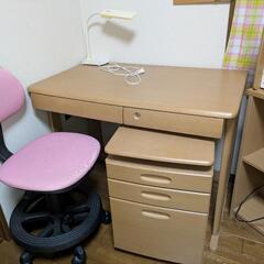 学習机、椅子の画像