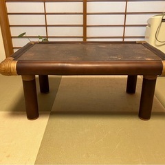 竹製のテーブルの画像