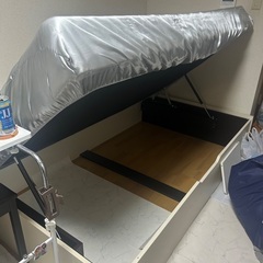 跳ね上げ式ベッドの画像