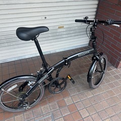 20インチ　軽量アルミフレーム　外装7段変速　フェンダー付き折り畳み自転車　カスタム　ブラックの画像