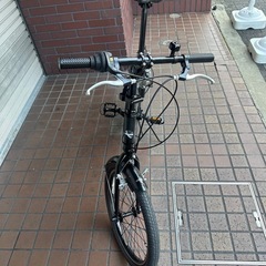 20インチ　軽量アルミフレーム　外装7段変速　フェンダー付き折り畳み自転車　カスタム　ブラックの画像
