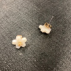メーカー不明　花　ピアスの画像