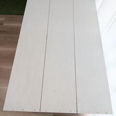 木製のテーブルの画像
