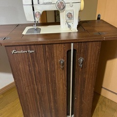 古いミシンの画像