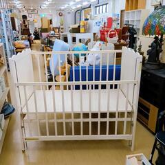 ベビーベッド　株式会社ファミリア ホワイトカラー 細かいキズあり 別売りで専用マットあります。 【こちらは店舗です。浜村鹿野温泉ICから3分 買取本舗 宮本リサイクル 営業時間9～19時 定休日水曜のみ←連絡できませんm(_ _)m】の画像