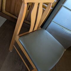ダイニングテーブルと椅子4脚の画像