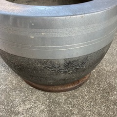 アルミ製品火鉢（木製台座付き
）の画像