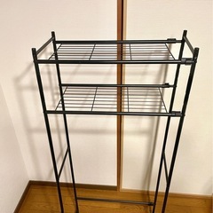 黒のパイプ棚（ニトリ製品）の画像
