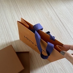 LOUIS VUI TＴOＮの紙袋と箱　の画像