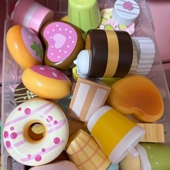 マザーガーデンホールケーキセットと、ティーセットの画像