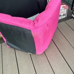 お話中、ピンクの座椅子の画像