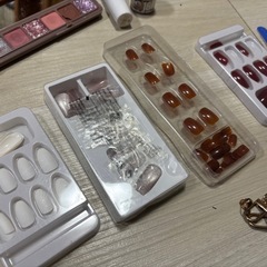 《美品》イヤリング、ネイル、コスメまとめての画像
