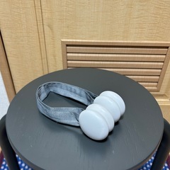 無印良品　スチールパイプスタッキングスツール&BERGKLEMATIS ベリクレマティス マグネット式カーテンホルダー, グレー/ホワイト の画像