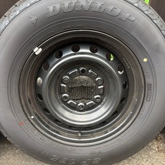 ハイエース 純正タイヤ 🛞 キャップ有り　195/80R15 ④本セット 2025年25週 新車外し　走行500キロくらいの画像