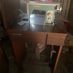 ミシン　編み機　本棚　処分します！格安引き取り可‼︎の画像