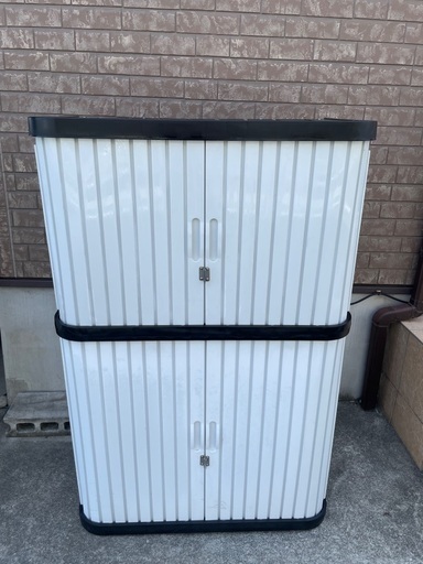 近場配送可　屋外用　プラスチック製　物置　アイリス？