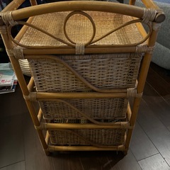 籐のラックの画像