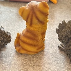 猫とフクローの小さな置物と禁煙ステッカーの画像