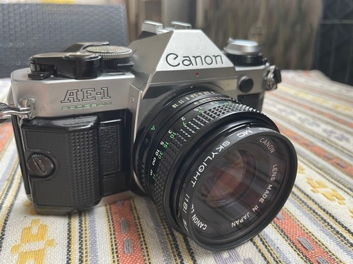 CANON AE-1 PROGRAM　50ｍｍ　グリップ、シグマzoomレンズ付 CANON AE-1 PROGRAM50mmグリップ、シグマzoomレンズ付 (レトロ