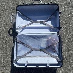 スーツケース　縦：70cm、横：45cm、奥行き：25cmの画像