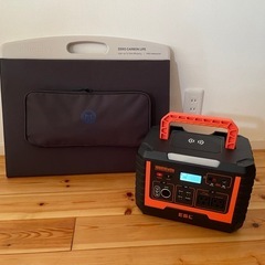 EBL社のポータブル電源（999wh）とERICSITY社のポータブルソーラーパネル(100w)のセットの画像