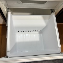 東芝の2ドア冷蔵庫「GR-S15BS」シリーズ（または後継モデルのGR-W15BSシリーズ）のセミマットブラックの画像