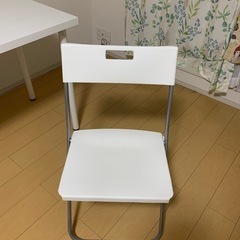 IKEA テーブルとIKEA 椅子の画像