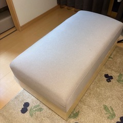 オットマン付きソファーの画像