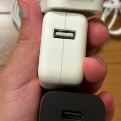 モバイルバッテリー2個＋ケーブル・アダプター類まとめ売り（ピカチュウ箱付き）の画像