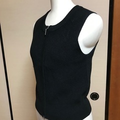 GU 黒　ベスト　タンクトップ　の画像