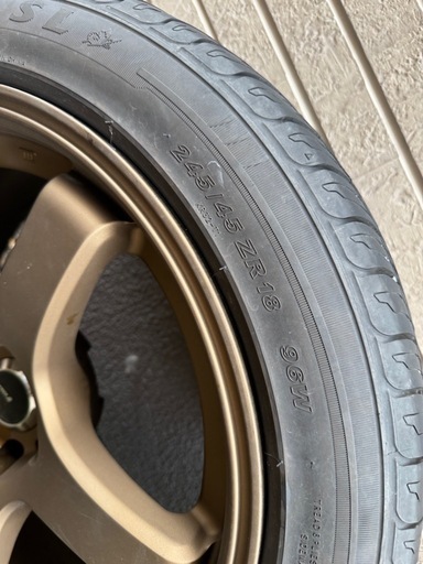 ヴァリノGV330 18インチ　2本　バリ溝タイヤ付き