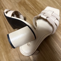 ZARAベージュサンダル
の画像