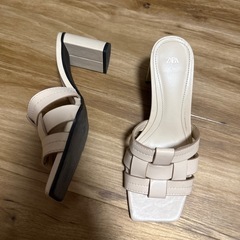 ZARAベージュサンダル
の画像