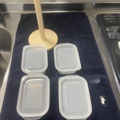 タッパとキッチンペーパーさし。の画像