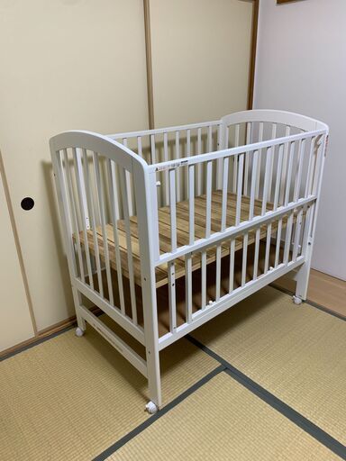 カトージ ハイタイプベビーベッド 木製／ホワイト／高さ調整可