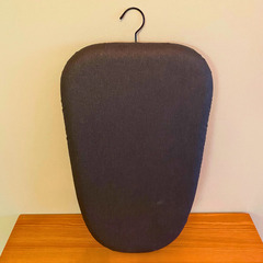 【美品】卓上＆吊り下げ兼用アイロン台／折りたたみ脚付き・コンパクト収納可／約60×35cmの画像