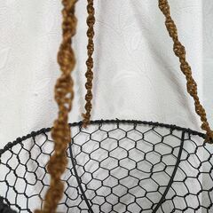 金属のかごを編んだ籠紐でぶら下げていますの画像