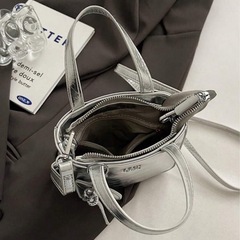 【ハンドバッグ】シルバー&キーホルダー付きの画像