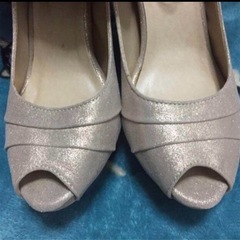 ベージュ　ゴールド　パンプスの画像