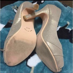 ベージュ　ゴールド　パンプスの画像