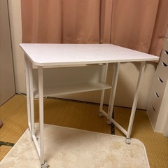 折りたたみテーブルの画像