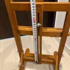 木製のシンプルなデザインのイーゼルの画像